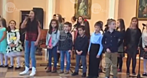 Деца разплакаха с гласовете си бесарабските българи на концерт за Деня на буквите 